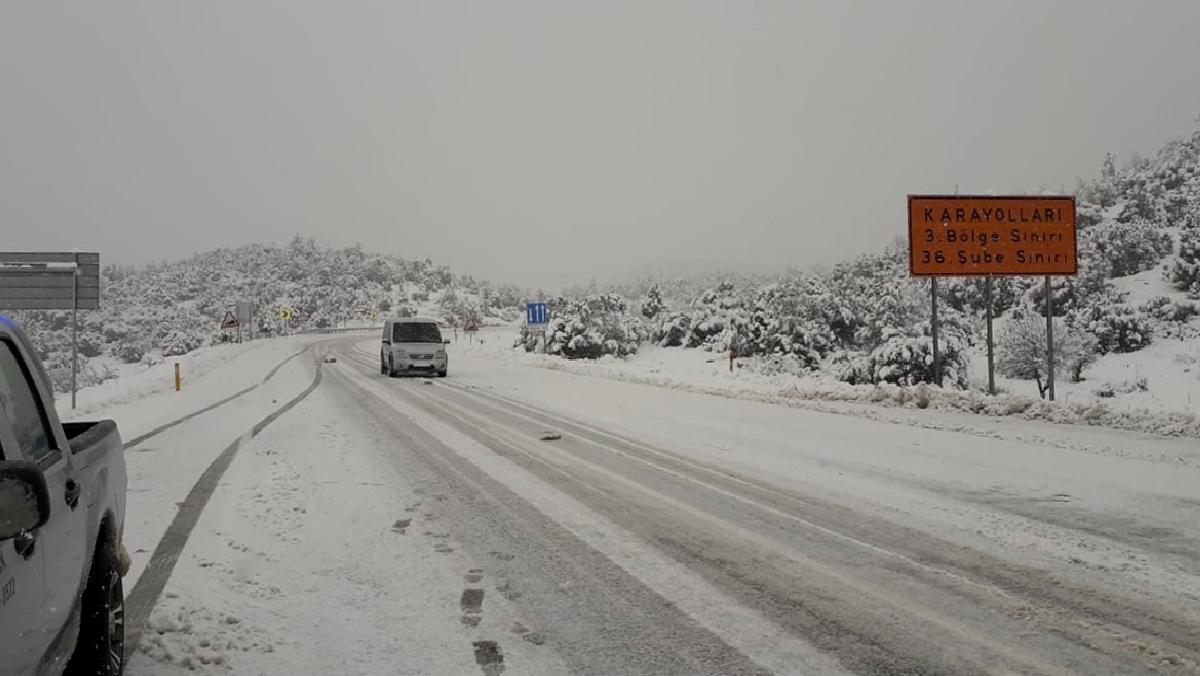 bu-yolu-kullanacak-olanlar-dikkat-kar-yagisi-basladi-takimlar-alarma-gecti-H4CF5xTu.jpg