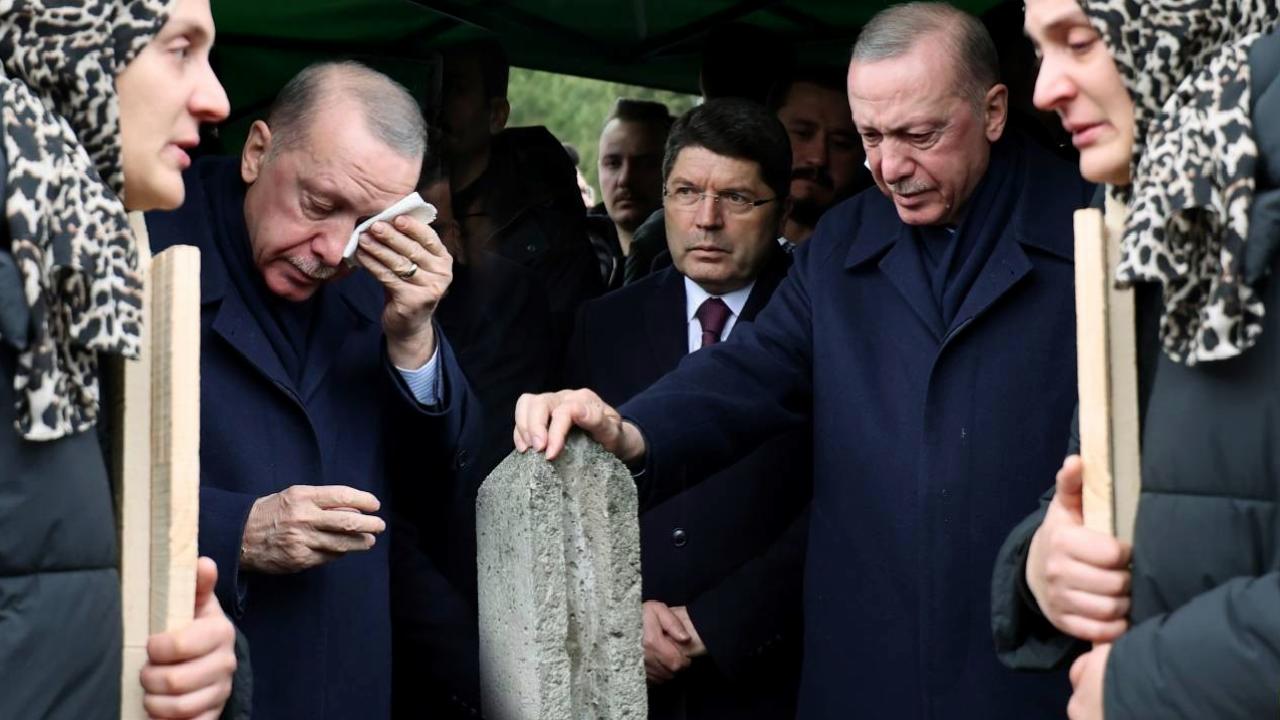 erdogan-gozyaslarina-boguldu-grand-kartal-yangininda-hayatini-kaybeden-gultekin-ailesine-veda-z9KtYkvw.jpg