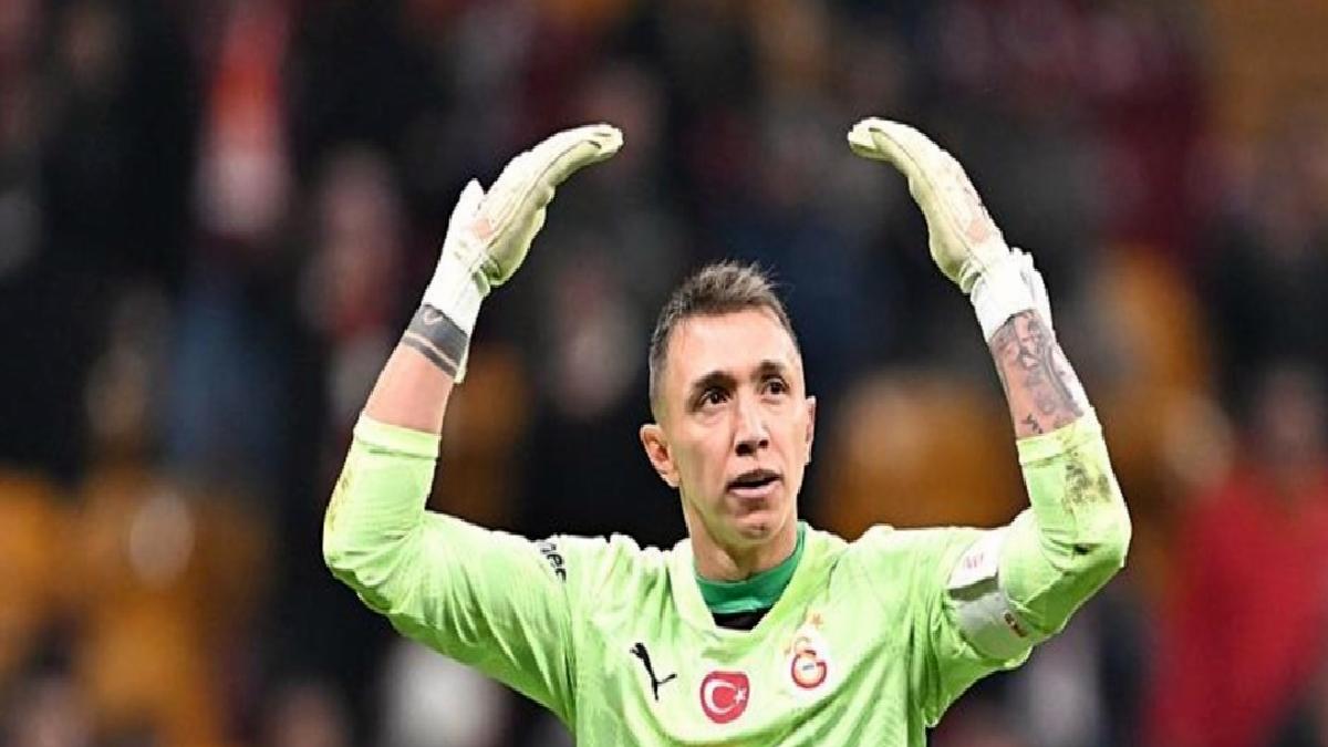 galatasaraydan-muslera-paylasimi-7F4es3Wy.jpg