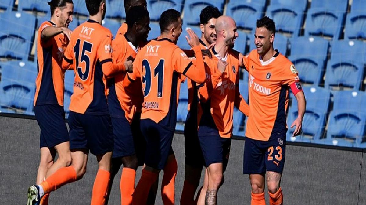 ghezzal-penalti-kacirdi-basaksehir-galip-geldi-AEljUlEh.jpg