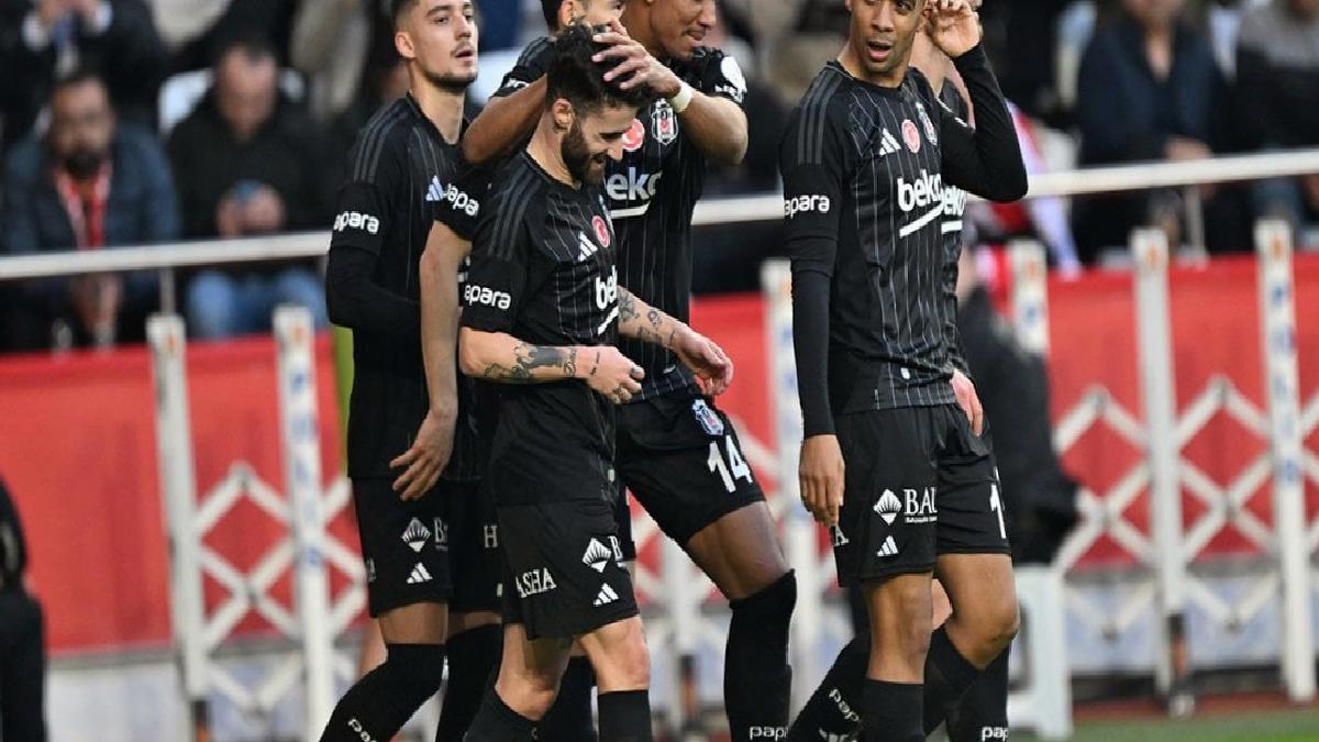 besiktas-uefa-avrupa-ligi-maclarini-tamamlayana-kadar-2-lider-degistirdi-ThAVxL7u.jpg