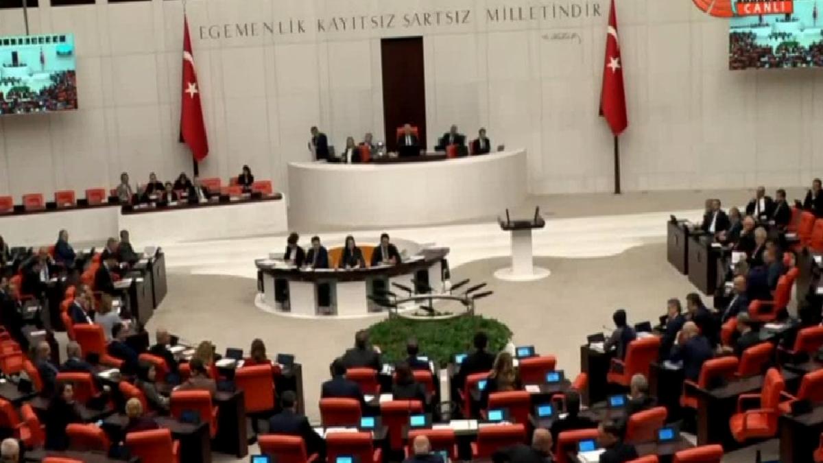 chp-kume-baskanvekili-murat-emirden-tv-programcisi-ve-akademisyen-cigdem-bayraktar-orun-gozaltina-alinmasina-qVu1VA1L.jpg