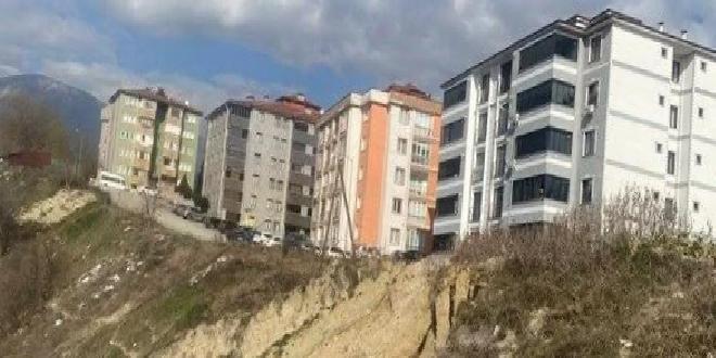 heyelan-nedeniyle-apartman-sakinleri-tedirginlik-yasiyor-hfXOrrUD.jpg