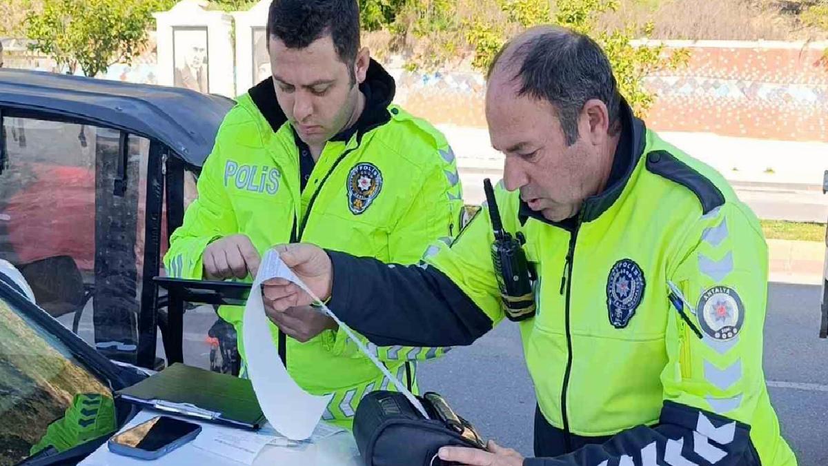 kirmizi-isik-ihlali-yapti-trafik-polislerine-ceza-yazmamalari-icin-lisan-doktu-HbleJI4a.jpg